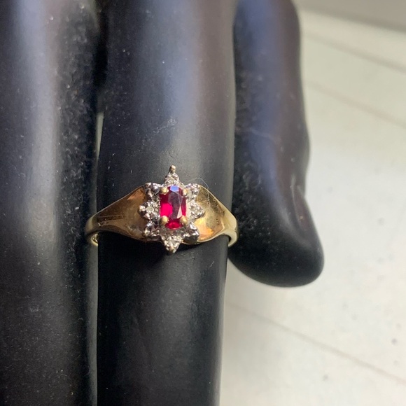 10kt solid Gold and Ruby & diamond Ring! So pretty 😍 - Picture 7 of 9